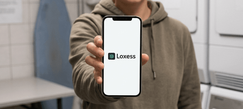 Bild på telefon som visar nya bokningsappen